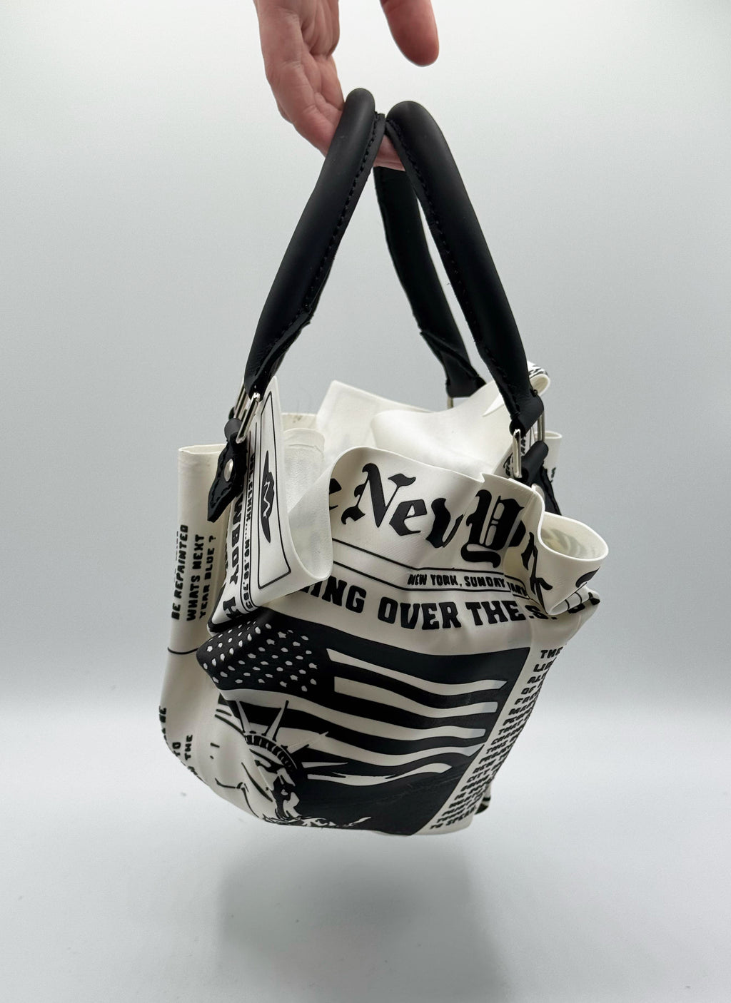 New York Times / Bag / Black Handels