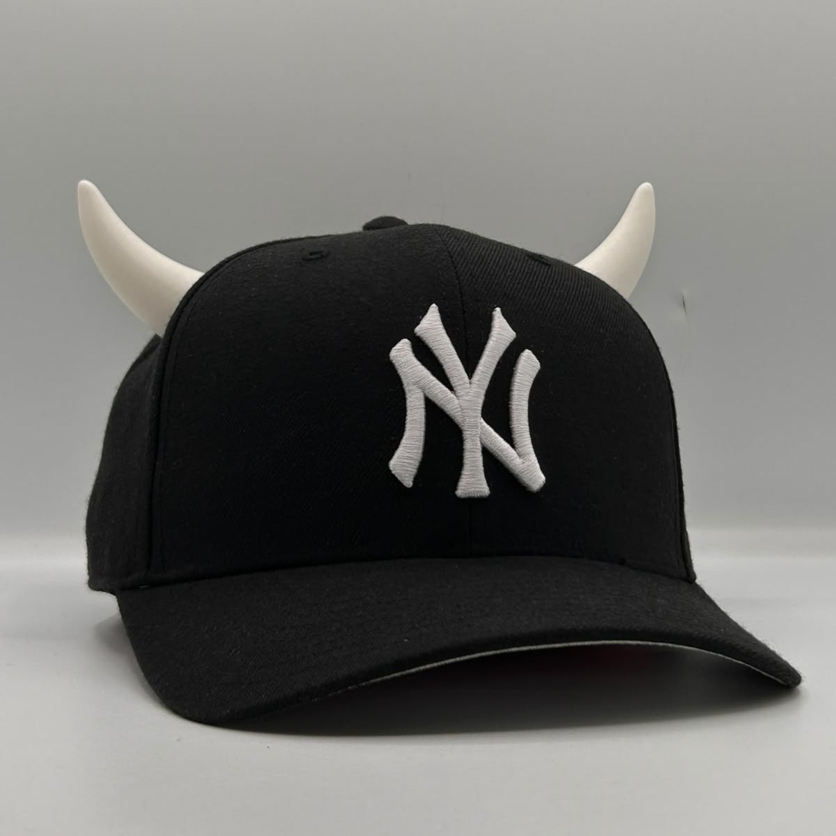 CAP PINS / COW HORNS - WHITE