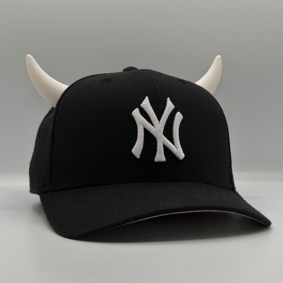 CAP PINS / COW HORNS - WHITE